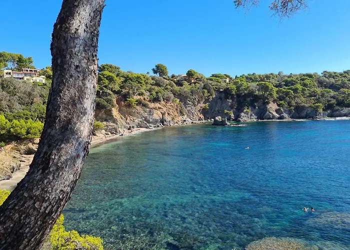 Giedes Pour 4 Personnes Avec Vue Face A Porquerolles Et Piscine Situe A Giens